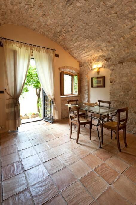 ספולטו All Stone Horse Stable Converted To Elegant Apartment - Baltimora מראה חיצוני תמונה