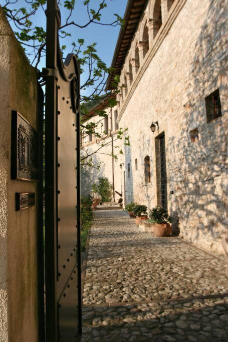ספולטו All Stone Horse Stable Converted To Elegant Apartment - Baltimora מראה חיצוני תמונה